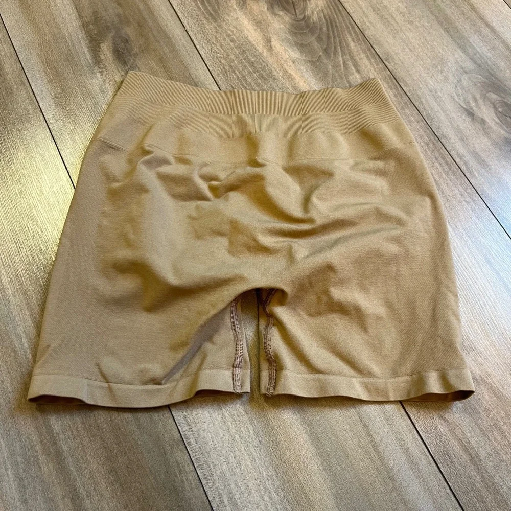 Alphalete Womens Amplify Seamless Shorts Large Tan Beige Set of 2 Bin B-50 - Picture 5 of 6